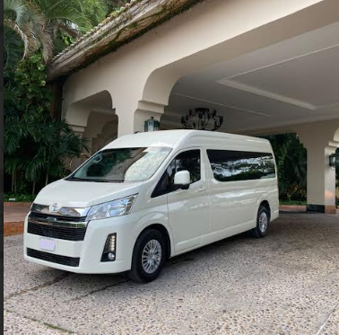 Van Toyota Hiace - estacionada