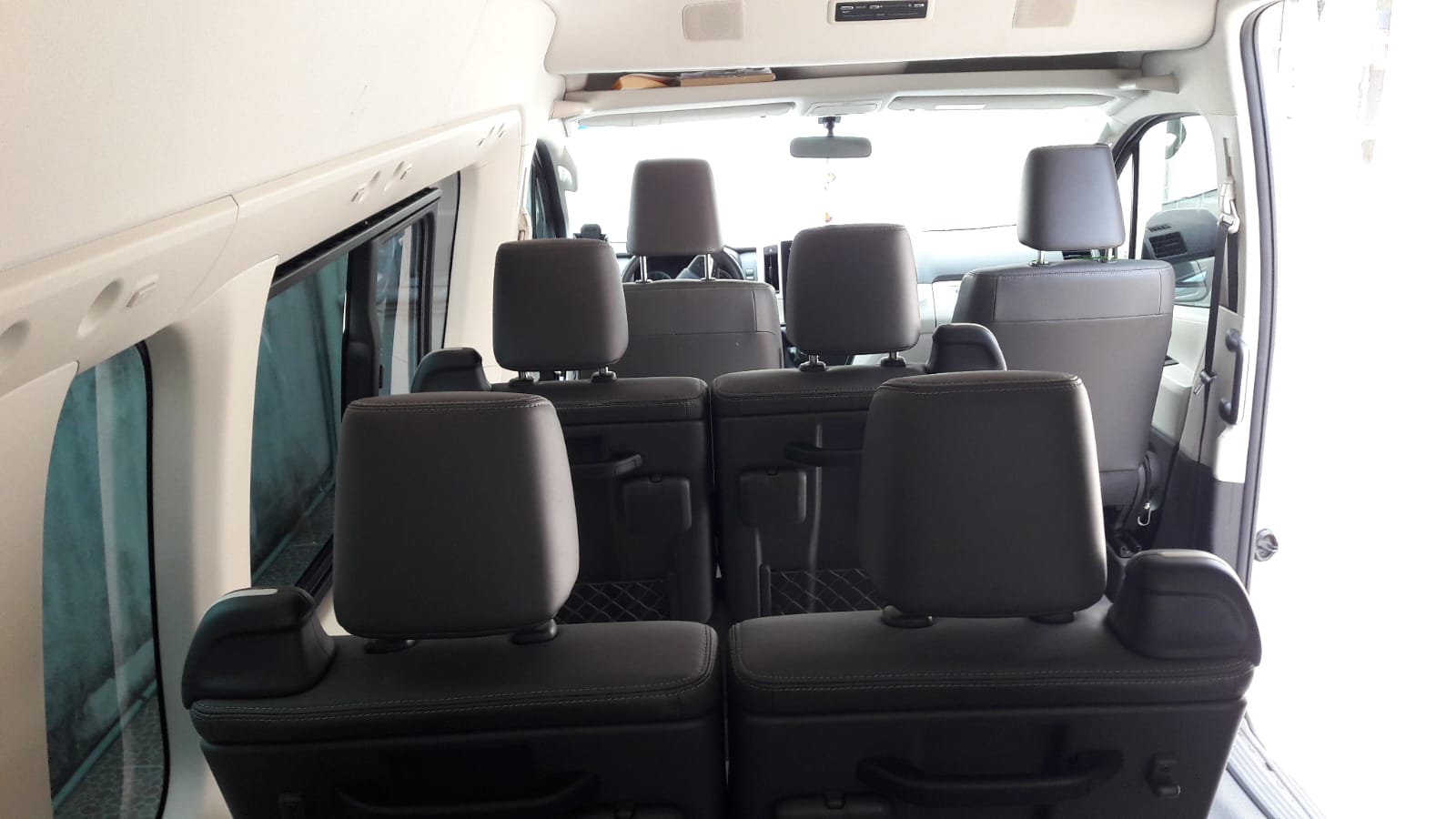 Van Toyota Hiace - atras